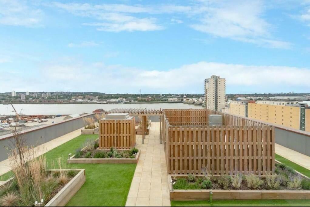 City Escape - Royal Wharf Londra Exterior foto